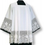 ¿ Sabias que…? El roquete también forma parte de la vestidura del sacerdote católico.
