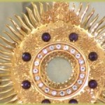 Quince minutos con Jesús sacramentado y momento de reparación por los pecados. Audio mp3