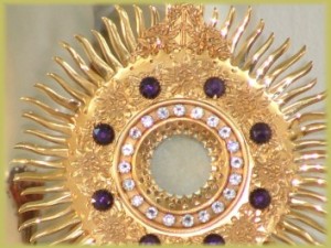 Quince minutos con Jesús sacramentado y momento de reparación por los pecados. Audio mp3