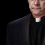 La voz valiente del sacerdote se levanta en la asamblea: Hermanos celebren con seriedad y respeto.