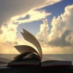 La entronización de la sagrada escritura en los hogares católicos fomenta la Iglesia.