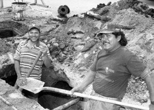 “DEMANDAN ALBAÑILES AL ARZOBISPADO LEONES”.