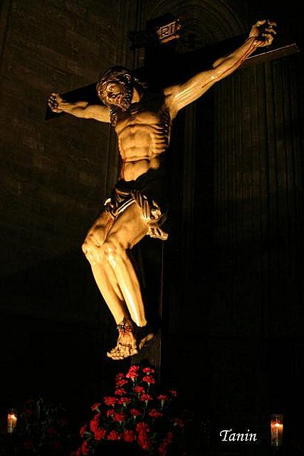 Descendió a los infiernos, al tercer día Resucito de entre los muertos.