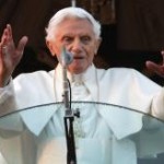 Con repicar de campanas se anuncia que el Papa Benedicto XVI ha dejado de ejercer el oficialmente ministerio petrino.
