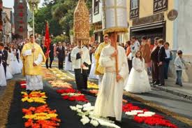 Mientras comían, Jesús tomó pan, pronunció la bendición, lo partió y lo dio a sus discípulos, diciendo: “Tomad y comed; esto es mi Cuerpo”.