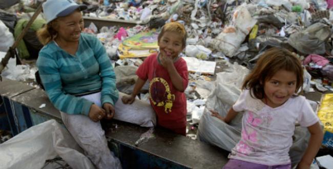 Hoy ha llegado la salvación a esta casa.     Oremos por todas las familias del mundo en especial por las  que sufren pobreza extrema.                   S.s. Papa Francisco  Hora Santa  Parroquia de San Pío X