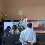 Los jóvenes y la adoración a Jesús en un retiro.