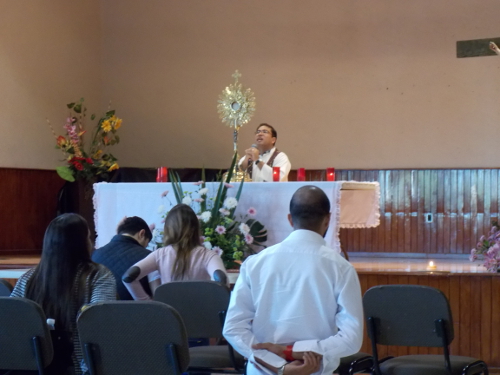 Los jóvenes y la adoración a Jesús en un retiro.