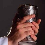 Acto de Reparación VI. Reparad por los sacerdotes que celebran la Santa Eucaristía indignamente y en forma rutinaria.