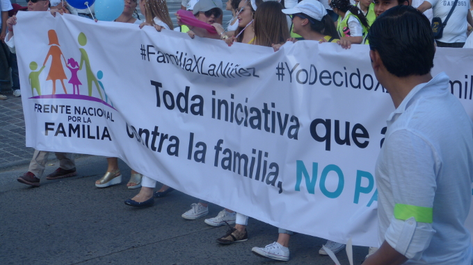 La familia leonesa marchó por la familia. Video.