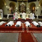 Enamorarse del primer anuncio sacerdotes y laicos: Hacia una parroquia evangelizadora.