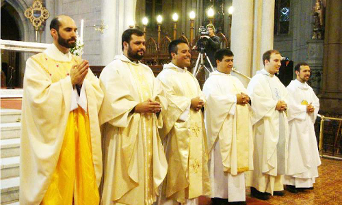 Orando por nuestros sacerdotes que han fallecido por covid.