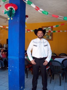 Evangeliza fuerte y la comunidad de León Guanajuato felicita al Padre Salvador Jiménez. “Padre Chava” por su cumpleaños.