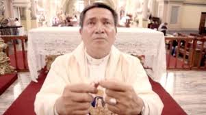 Ministerio de pre-bautismales San Pío X se reúne con  su párroco Juan Rodríguez.