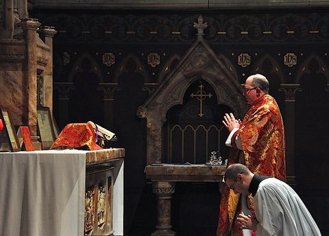 Actos de Adoración y Reparación. 4.- El Milagro de los milagros.
